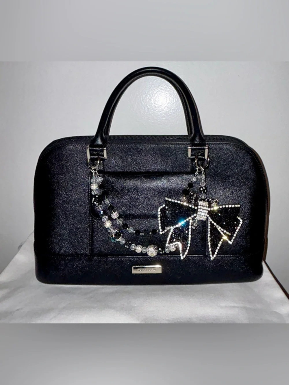 Burberry Saffiano Ceremonial Bag
Black Leather. Handmade Purse Charm included. - Picture 1 of 13